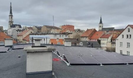 Trwa instalacja odnawialnych źródeł energii w budynkach użyteczności publicznej Powiatu Ząbkowickiego