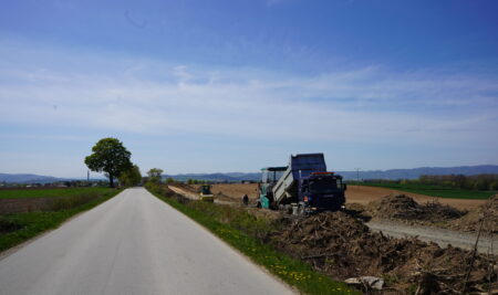 Kolejne postępy przy przy budowie ścieżki pieszo-rowerowej, która powstanie do końca lipca 2026 r. na odcinku Jaworek – Sieroszów