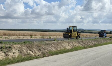 Kolejne postępy prac z budowy ścieżki pieszo-rowerowej, na odcinku Jaworek – Sieroszów, przy drodze powiatowej nr 3174 D